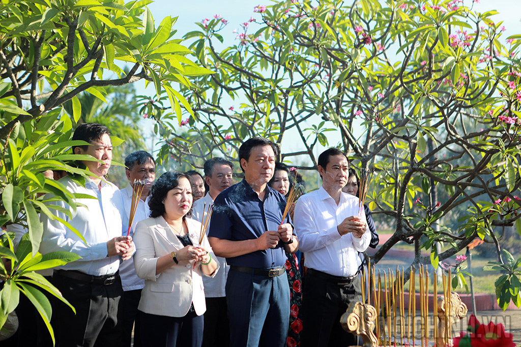 Các đồng chí: Phạm Xuân Thăng, Ủy viên Trung ương Đảng, Bí thư Tỉnh ủy, Chủ tịch HĐND tỉnh Hải Dương; Nguyễn Thái Học, Phó trưởng Ban, Chủ tịch Công đoàn Cơ quan Ban Nội chính Trung ương và tỉnh Phú Yên dâng hương tưởng nhớ các anh hùng liệt sĩ tại nghĩa trang liệt sĩ tỉnh Phú Yên