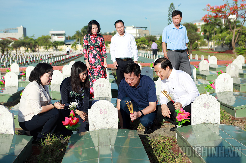 Đồng chí Phạm Xuân Thăng, Ủy viên Trung ương Đảng, Bí thư Tỉnh ủy, Chủ tịch HĐND tỉnh Hải Dương; đồng chí Nguyễn Thái Học, Phó Trưởng ban, Chủ tịch Công đoàn Cơ quan Ban Nội chính Trung ương và Đoàn công tác thắp nhang, dâng hoa tri ân các anh hùng liệt sĩ tại Nghĩa trang Liệt sĩ tỉnh Phú Yên