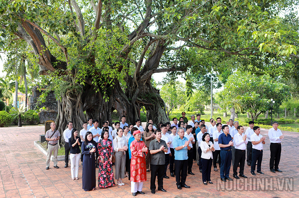 Đoàn công tác và lãnh đạo tỉnh Phú Yên dâng hương tại Đền thờ Lương Văn Chánh, người đã có công lao to lớn khai khẩn lập lên vùng đất Phú Yên