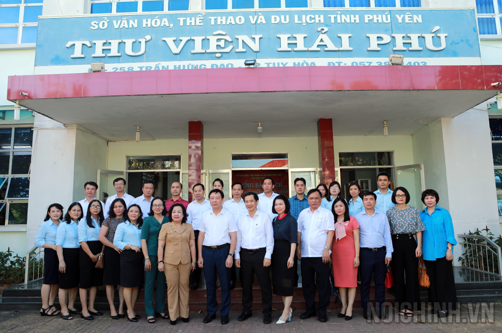 Đồng chí Phạm Xuân Thăng, Ủy viên Trung ương Đảng, Bí thư Tỉnh ủy, Chủ tịch HĐND tỉnh Hải Dương; đồng chí Nguyễn Thái Học, Phó Trưởng ban, Chủ tịch Công đoàn Cơ quan Ban Nội chính Trung ương và Đoàn công tác 