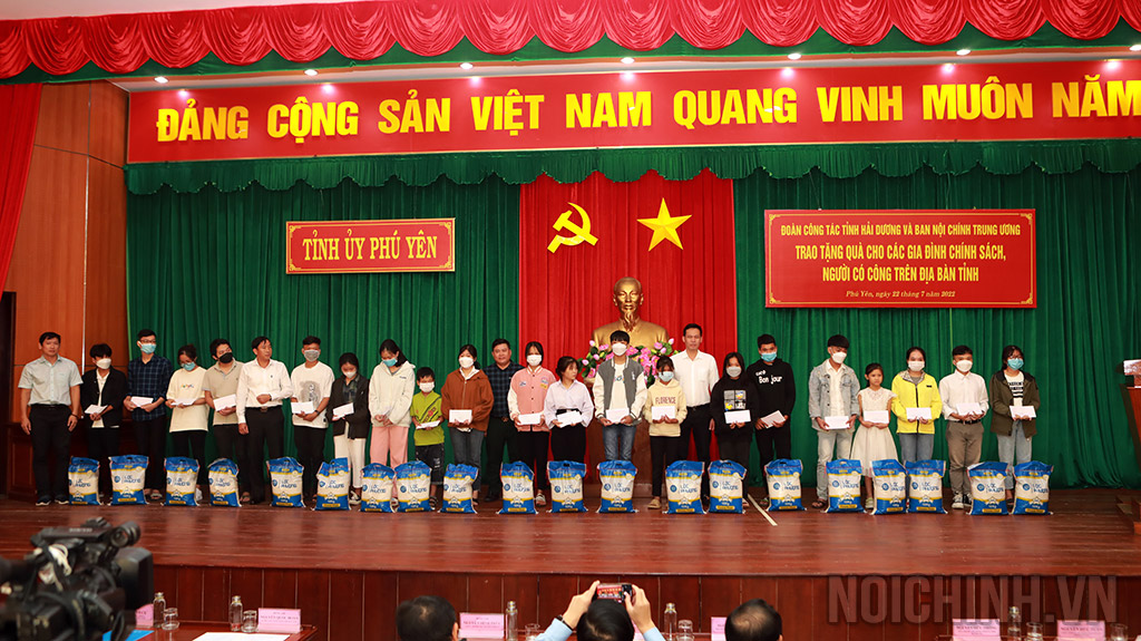 Đoàn công tác và Câu lạc bộ Nghĩa tình Phú Yên tặng quà các em học sinh, sinh viên có hoàn cảnh khó khăn của tỉnh Phú Yên