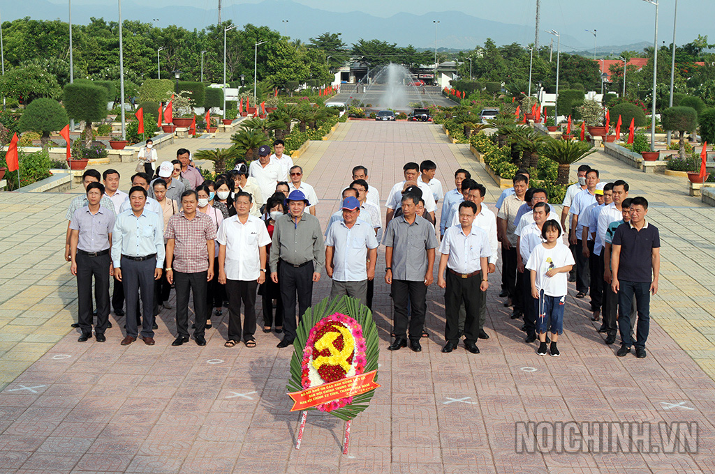 Đồng chí Nguyễn Văn Yên, Phó Trưởng Ban Nội chính Trung ương và đại diện lãnh đạo, công chức 22 Ban Nội chính tỉnh uỷ, thành uỷ khu vực phía Nam dâng hương, dâng hoa tại Nghĩa trang liệt sỹ tỉnh Ninh Thuận