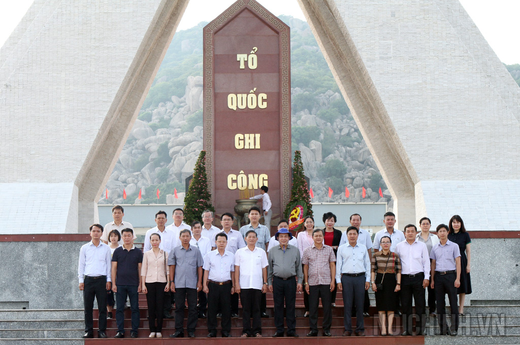 Đồng chí Nguyễn Văn Yên, Phó Trưởng Ban Nội chính Trung ương và đại diện lãnh đạo, công chức 22 Ban Nội chính Tỉnh uỷ, Thành uỷ khu vực phía Nam tại Nghĩa trang liệt sỹ tỉnh Ninh Thuận