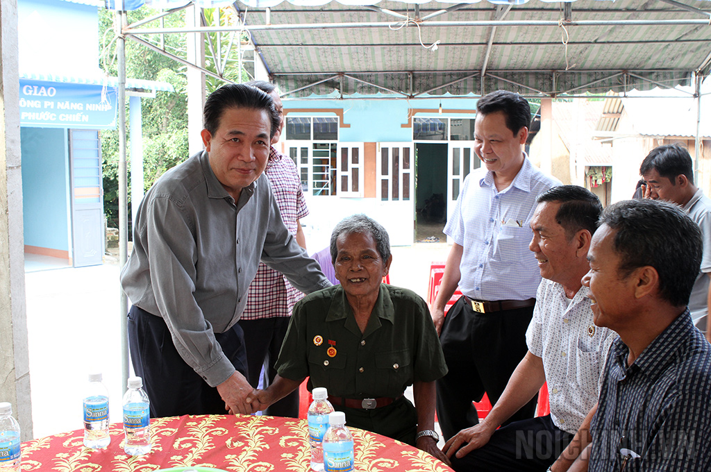 Đồng chí Nguyễn Văn Yên, Phó trưởng Ban Nội chính Trung ương tri ân Bệnh binh Pi Năng Ninh cư trú tại thôn Tập Lá, xã Phước Chiến, huyện Thuận Bắc