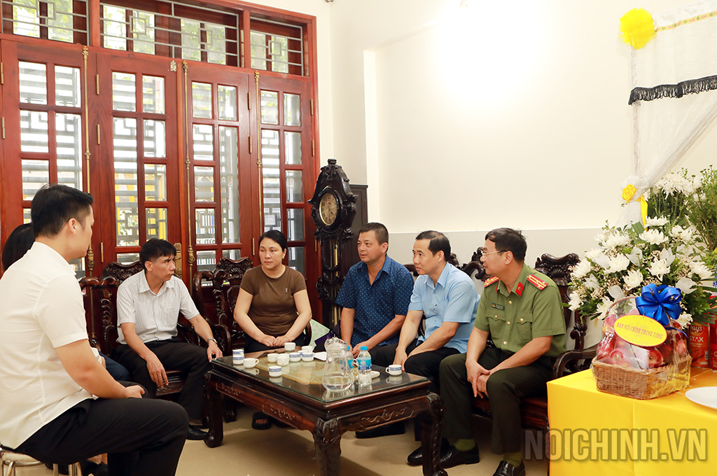 Đồng chí Nguyễn Thái Học, Phó trưởng Ban, Chủ tịch Công đoàn Cơ quan Ban Nội chính Trung ương thăm hỏi, động viên gia đình Thượng úy Đỗ Đức Việt (cán bộ Đội cảnh sát Phòng cháy, chữa cháy và cứu nạn, cứu hộ - Công an quận Cầu Giấy) hy sinh khi làm nhiệm vụ ngày 01/8/2022