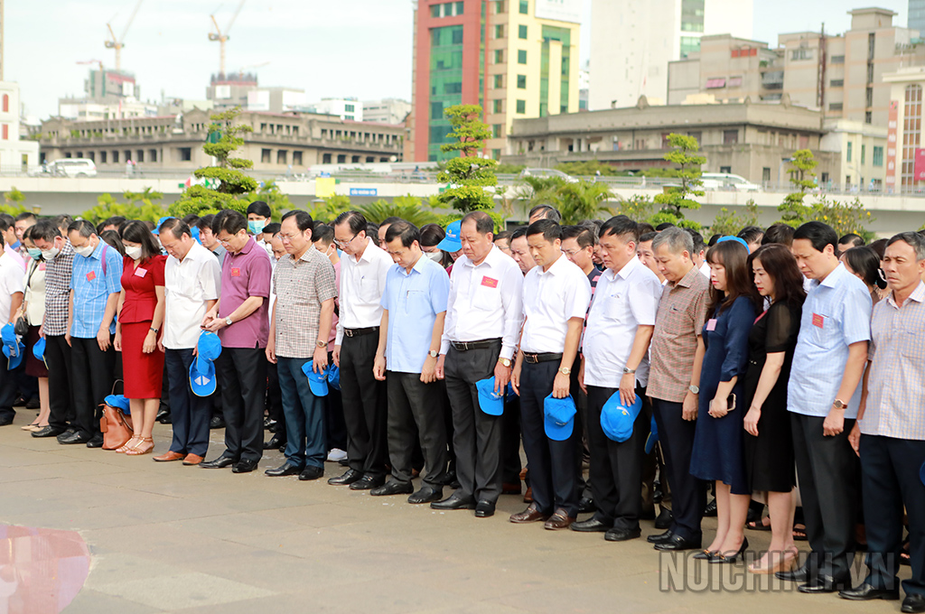 Đoàn đại biểu dành phút tưởng niệm Chủ tịch Hồ Chí Minh