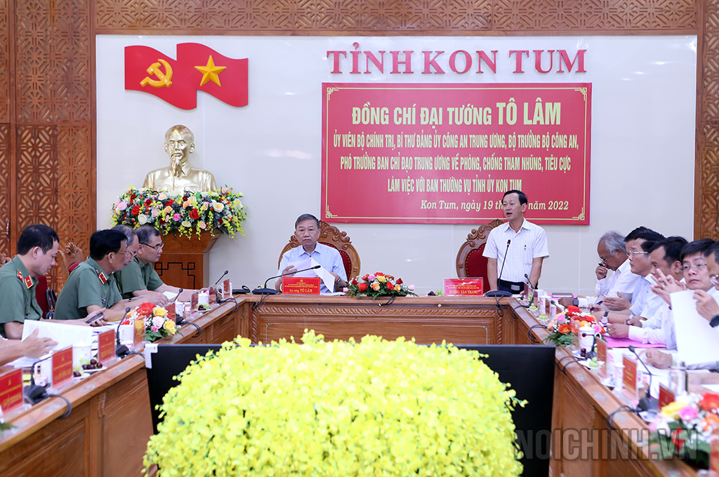 Đồng chí Dương Văn Trang, Ủy viên Trung ương Đảng, Bí thư Tỉnh ủy, Trưởng Ban Chỉ đạo tỉnh Kon Tum về phòng, chống tham nhũng, tiêu cực phát biểu tại buổi làm việc