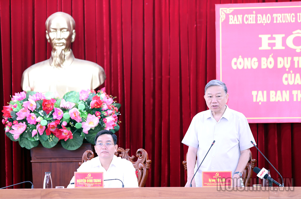 Đồng chí Đại tướng Tô Lâm, Ủy viên Bộ Chính trị, Bộ trưởng Bộ Công an, Phó trưởng Ban Chỉ đạo Trung ương về phòng, chống tham nhũng, tiêu cực, Trưởng Đoàn Kiểm tra số 4 phát biểu kết luận Hội nghị