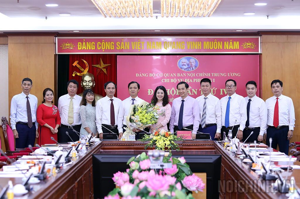 Đại diện Lãnh đạo Ban, Đảng ủy, Công đoàn, Đoàn Thanh niên Cơ quan Ban Nội chính Trung ương chúc mừng Chi bộ Vụ Địa phương I, nhiệm kỳ 2022-2025