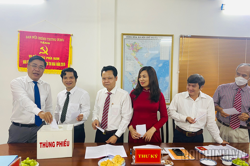 Đảng viên Chi bộ Vụ Địa phương III bỏ phiếu bầu Phó Bí thư Chi bộ nhiệm kỳ 2022-2025