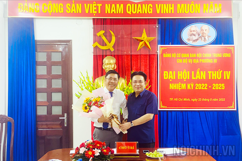 Đồng chí Nguyễn Văn Yên, Phó Trưởng Ban; Ủy viên Ban Thường vụ, Chủ nhiệm Ủy ban Kiểm tra Đảng ủy Cơ quan chúc mừng đồng chí Trần Hoàng Kiếm được bầu giữ chức Phó Bí thư Chi bộ nhiệm kỳ 2022-2025