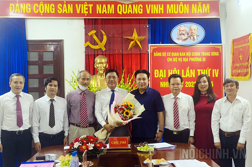 Đồng chí Nguyễn Văn Yên, Phó Trưởng Ban; Ủy viên Ban Thường vụ, Chủ nhiệm Ủy ban Kiểm tra Đảng ủy Cơ quan Ban Nội chính Trung ương chúc mừng Chi bộ Vụ Địa phương III