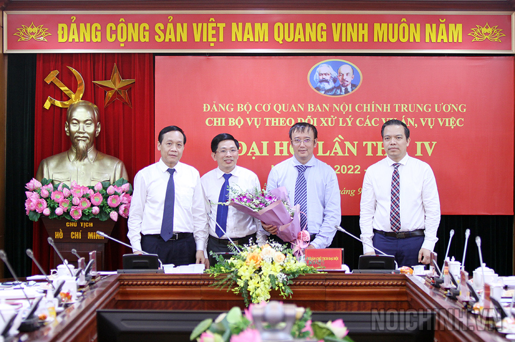 Đồng chí Nguyễn Thanh Hải, Phó Trưởng Ban, Phó Bí thư Đảng ủy Cơ quan Ban Nội chính Trung ương tặng hoa chúc mừng Ban Chi ủy Vụ Pháp luật nhiệm kỳ 2022-2025