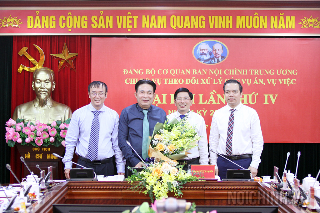 Ban Chi ủy nhiệm kỳ 2022-2025 tặng hoa đồng chí Nguyễn Văn Yên, Phó Trưởng Ban, nguyên Bí thư Chi bộ Vụ Theo dõi xử lý các vụ án, vụ việc nhiệm kỳ 2020-2022