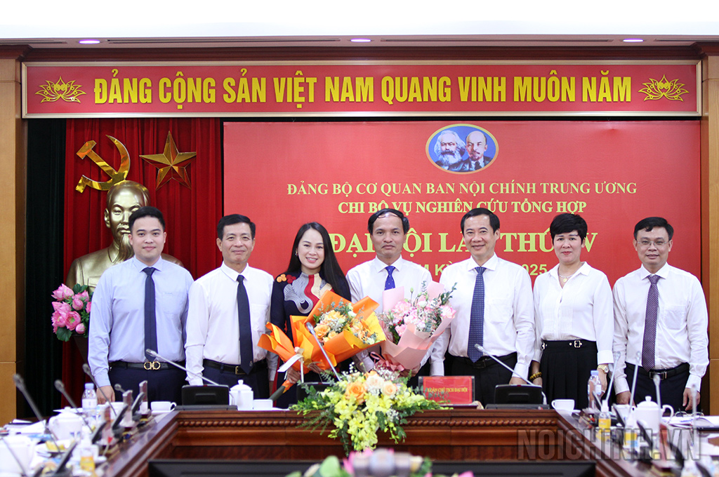 Các đồng chí đại diện: Lãnh đạo Ban, Đảng ủy, Công đoàn, Đoàn Thanh niên Cơ quan Ban Nội chính Trung ương tặng hoa chúc mừng Ban Chi ủy Vụ Nghiên cứu tổng hợp nhiệm kỳ 2022-2025