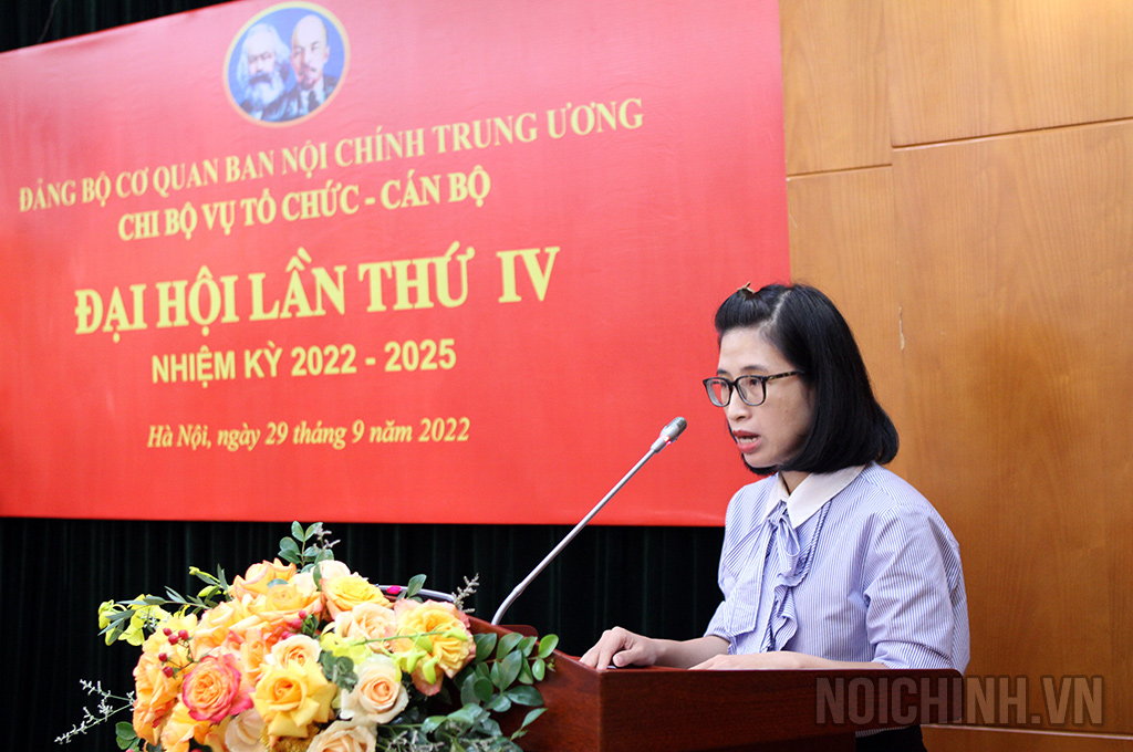 Đồng chí Nguyễn Thị Hoàng, Phó Vụ trưởng, Phó Bí thư Chi bộ nhiệm kỳ 2020-2022 phát biểu tại Đại hội