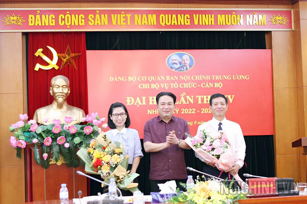 Đồng chí Nguyễn Văn Yên, Phó Trưởng Ban, Ủy viên Ban Thường vụ, Chủ nhiệm Ủy ban Kiểm tra Đảng ủy cơ quan Ban Nội chính Trung ương tặng hoa chúc mừng Ban Chỉ ủy Vụ Tổ chức - Cán bộ nhiệm kỳ 2022-2025