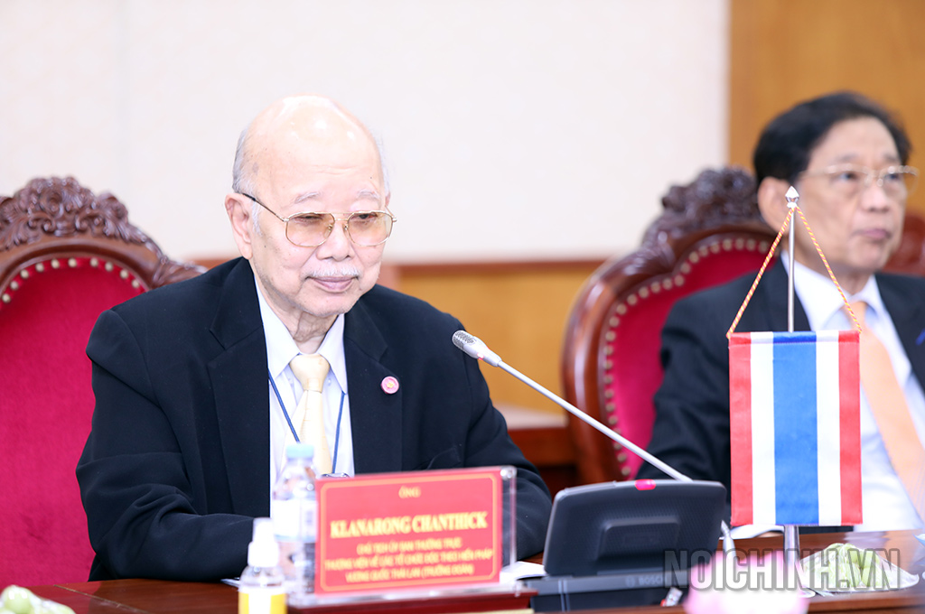 Ông Klanarong Chanthick, Chủ tịch Ủy ban Thường trực Thượng viện Thái Lan phát biểu tại buổi làm việc