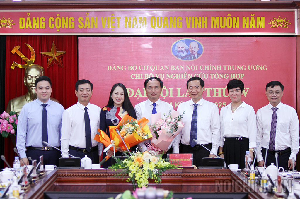 Đại diện Lãnh đạo Ban, Đảng ủy, Công đoàn, Đoàn Thanh niên cơ quan Ban Nội chính Trung ương tặng hoa chúc mừng Đại hội Chi bộ Vụ Nghiên cứu tổng hợp nhiệm kỳ 2022-2025