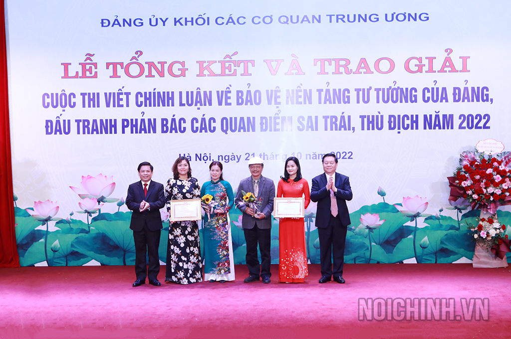 Các đồng chí: Nguyễn Trọng Nghĩa, Bí thư Trung ương Đảng, Trưởng Ban Tuyên giáo Trung ương; Nguyễn Văn Thể, Ủy viên Trung ương Đảng, Bí thư Đảng ủy Khối các Cơ quan Trung ương trao giải Nhất cho cá nhân, tập thể đoạt giải