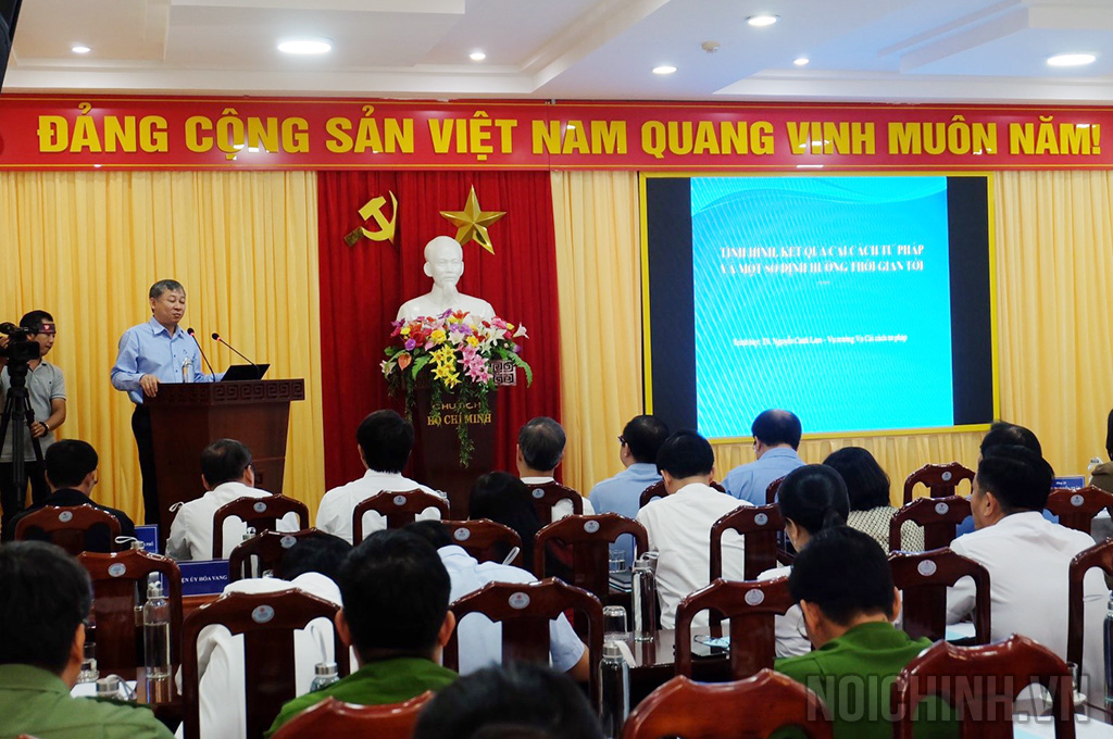 Đồng chí Nguyễn Cảnh Lam, Vụ trưởng Vụ Cải cách tư pháp, Ban Nội chính Trung ương báo cáo chuyên đề tại Hội nghị