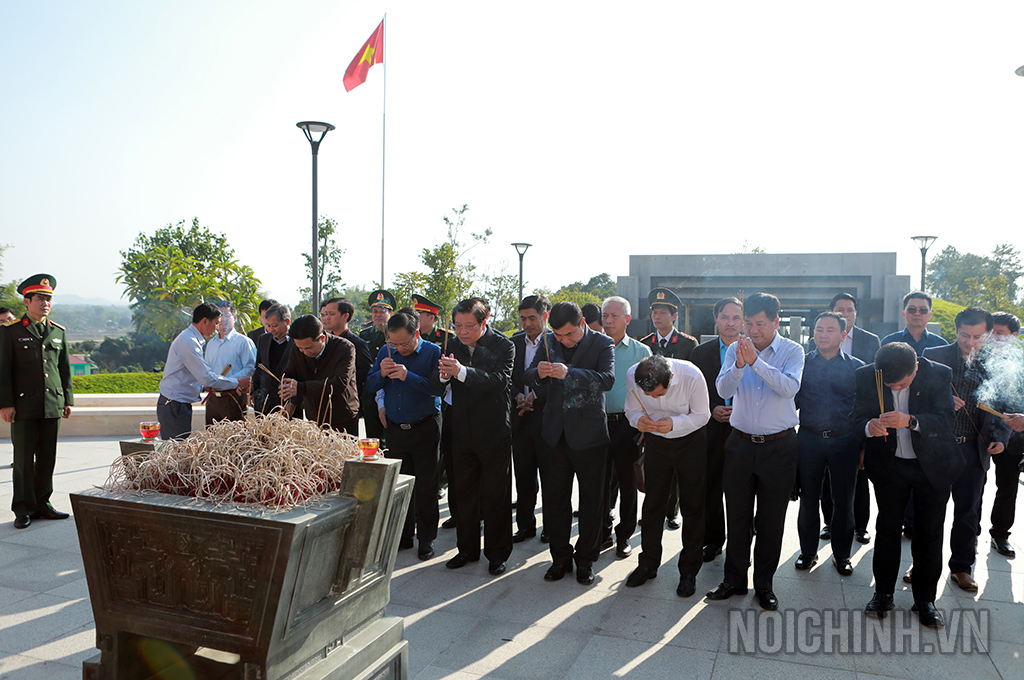 Đoàn công tác Ban Nội chính Trung ương và lãnh đạo tỉnh Điện Biên dâng hương tại Đền thờ 