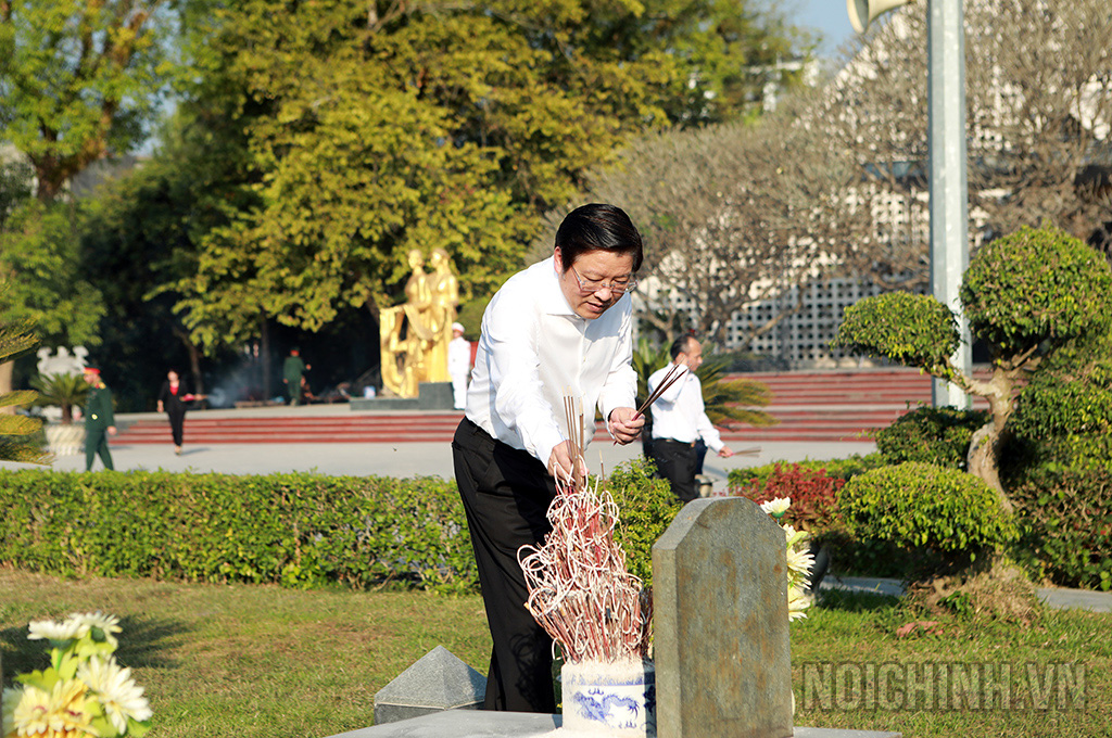 Đồng chí Phan Đình Trạc, Ủy viên Bộ Chính trị, Bí thư Trung ương Đảng, Trưởng Ban Nội chính Trung ương, Phó Trưởng ban Thường trực Ban Chỉ đạo Trung ương về phòng, chống tham nhũng, tiêu cực, Phó Trưởng Ban Chỉ đạo Cải cách tư pháp Trung ương thắp hương các anh hùng liệt sí