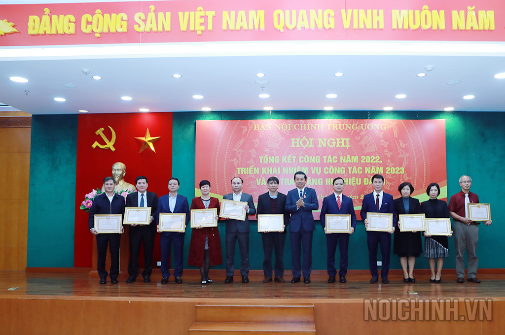 Đồng chí Võ Văn Dũng, Ủy viên Trung ương Đảng, Phó Trưởng ban Thường trực, Bí thư Đảng ủy Cơ quan Ban Nội chính Trung ương trao tặng Bằng khen cho các tập thể, cá nhân hoàn thành xuất sắc nhiệm vụ năm 2022