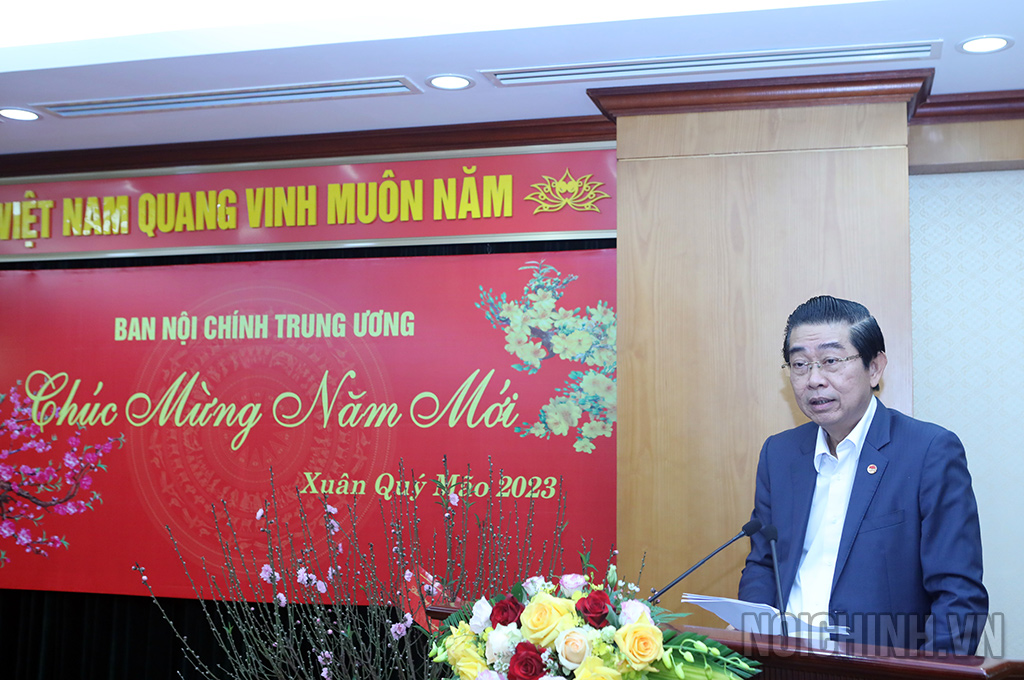 Đồng chí Võ Văn Dũng, Ủy viên Trung ương Đảng, Phó Trưởng ban Thường trực Ban Nội chính Trung ương, Ủy viên Ban Chỉ đạo Trung ương về phòng, chống tham nhũng báo cáo kết quả công tác năm 2022