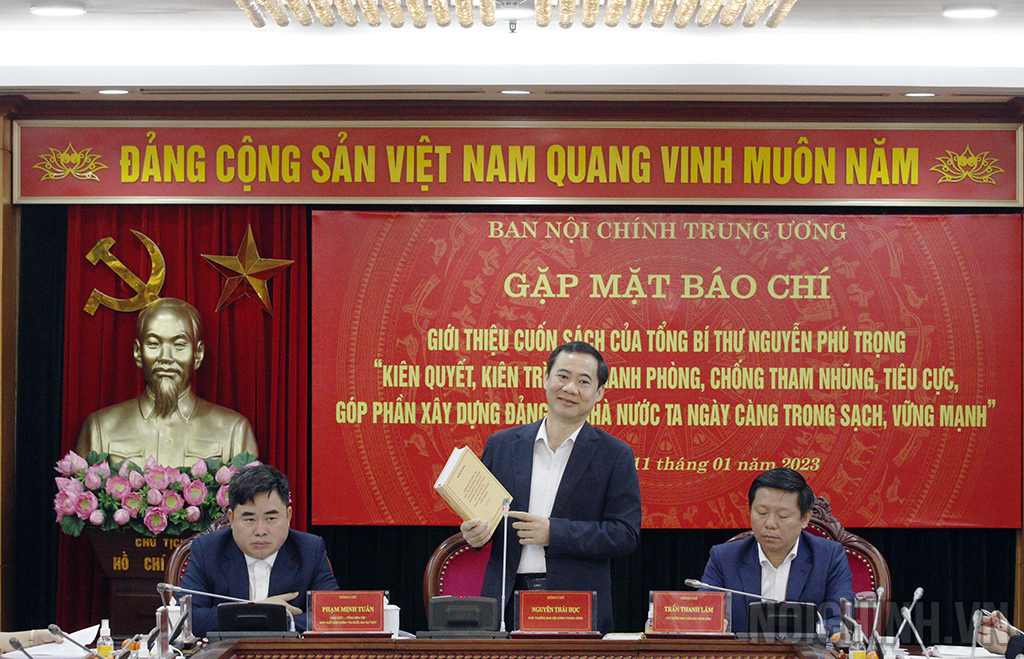 Đồng chí Nguyễn Thái Học, Phó Trưởng Ban Nội chính Trung ương, Tổ trưởng Tổ Biên soạn Cuốn sách giới thiệu cuốn sách