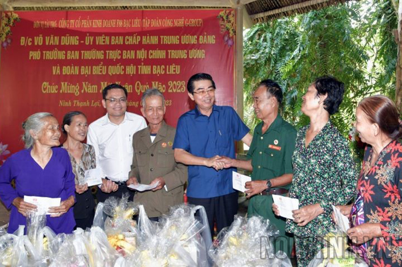 Đồng chí Võ Văn Dũng Ủy viên Trung ương Đảng, Phó Trưởng Ban Thường Ban Nội chính Trung ương tặng quà tết cho hộ nghèo, gia đình chính sách, người có công với cách mạng huyện Hồng Dân, tỉnh Bạc Liêu