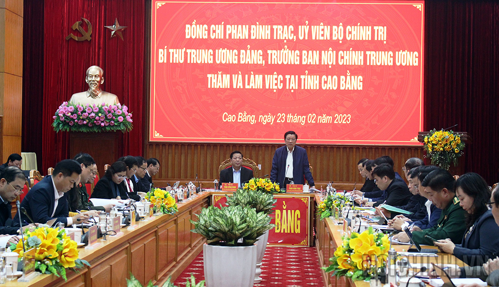 Đồng chí Phan Đình Trạc, Ủy viên Bộ Chính trị, Bí thư Trung ương Đảng, Trưởng Ban Nội chính Trung ương phát biểu tại buổi làm việc