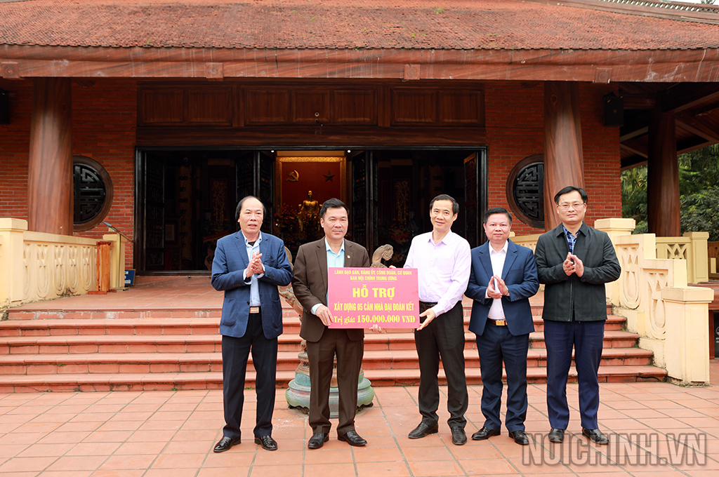 Đồng chí Nguyễn Thái Học, Phó trưởng Ban, Chủ tịch Công đoàn cơ quan Ban Nội chính Trung ương trao hỗ trợ xây dựng nhà Đại đoàn kết tại huyện Định Hóa, tỉnh Thái Nguyên