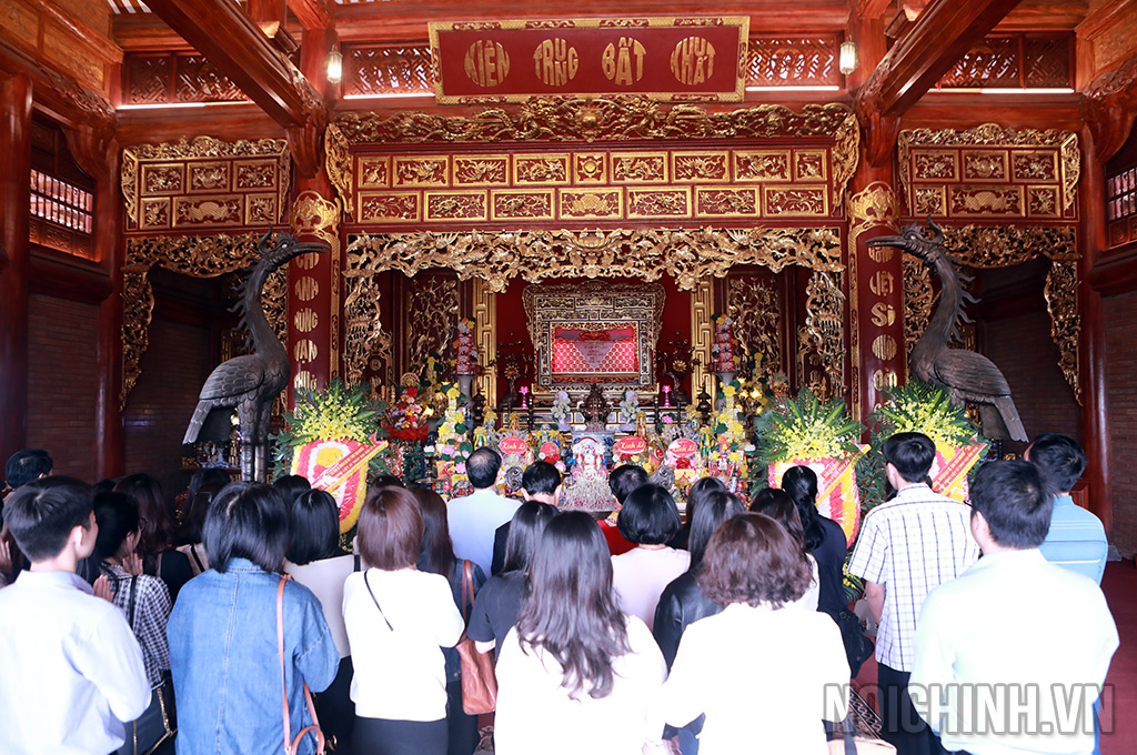 Đồng chí Nguyễn Thái Học, Phó trưởng Ban, Chủ tịch Công đoàn cơ quan Ban Nội chính Trung ương và Đoàn dâng hương tại Di tích lịch sử Quốc gia Đại đội 915