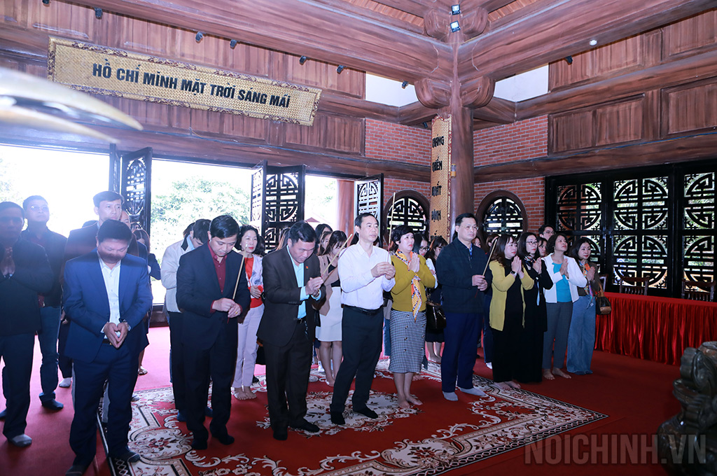 Đồng chí Nguyễn Thái Học, Phó trưởng Ban, Chủ tịch Công đoàn cơ quan Ban Nội chính Trung ương và Đoàn dâng hương tại Nhà tưởng niệm Chủ tịch Hồ Chí Minh tại Di tích Quốc gia đặc biệt ATK Định Hóa thuộc thôn Đèo De, xã Phú Đình, huyện Định Hóa tỉnh Thái Nguyên