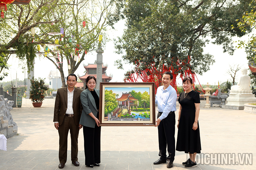 Đồng chí Nguyễn Thái Học, Phó trưởng Ban, Chủ tịch Công đoàn cơ quan; Hoàng Thanh Hà, Phó Chánh Văn phòng Ban trao ảnh lưu niệm tặng huyện ủy Phú Bình, tỉnh Thái Nguyên