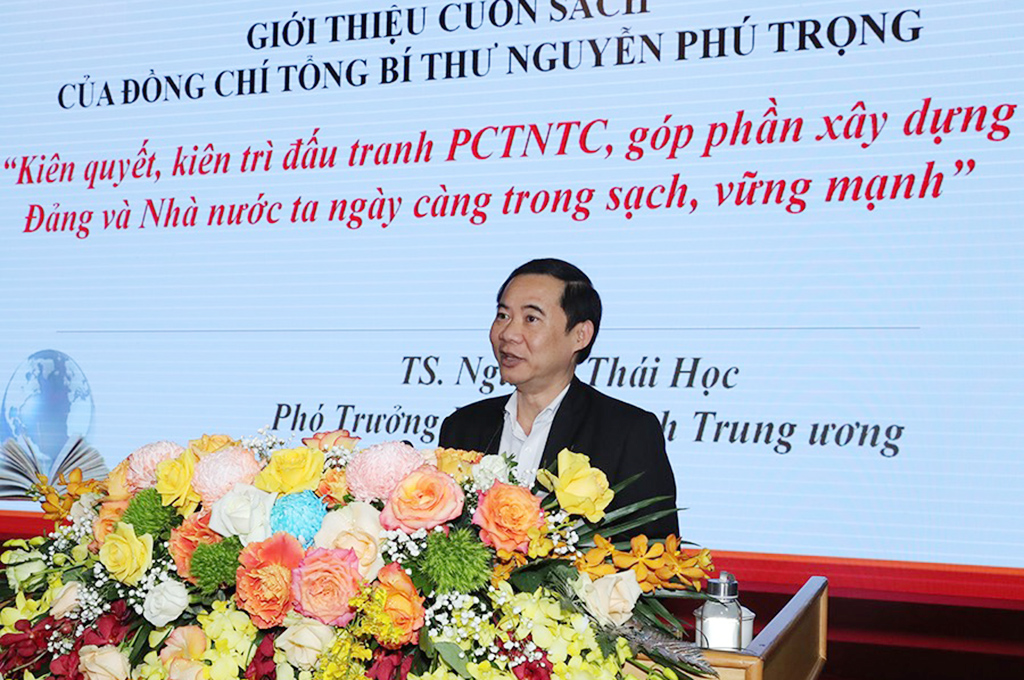 Đồng chí Nguyễn Thái Học, Phó Trưởng Ban Nội chính Trung ương truyền đạt nội dung cốt lõi của Cuốn sách “Kiên quyết, kiên trì đấu tranh, phòng, chống tham nhũng, tiêu cực góp phần xây dựng Đảng và Nhà nước ta ngày càng trong sạch, vững mạnh” của Tổng Bí thư Nguyễn Phú Trọng 