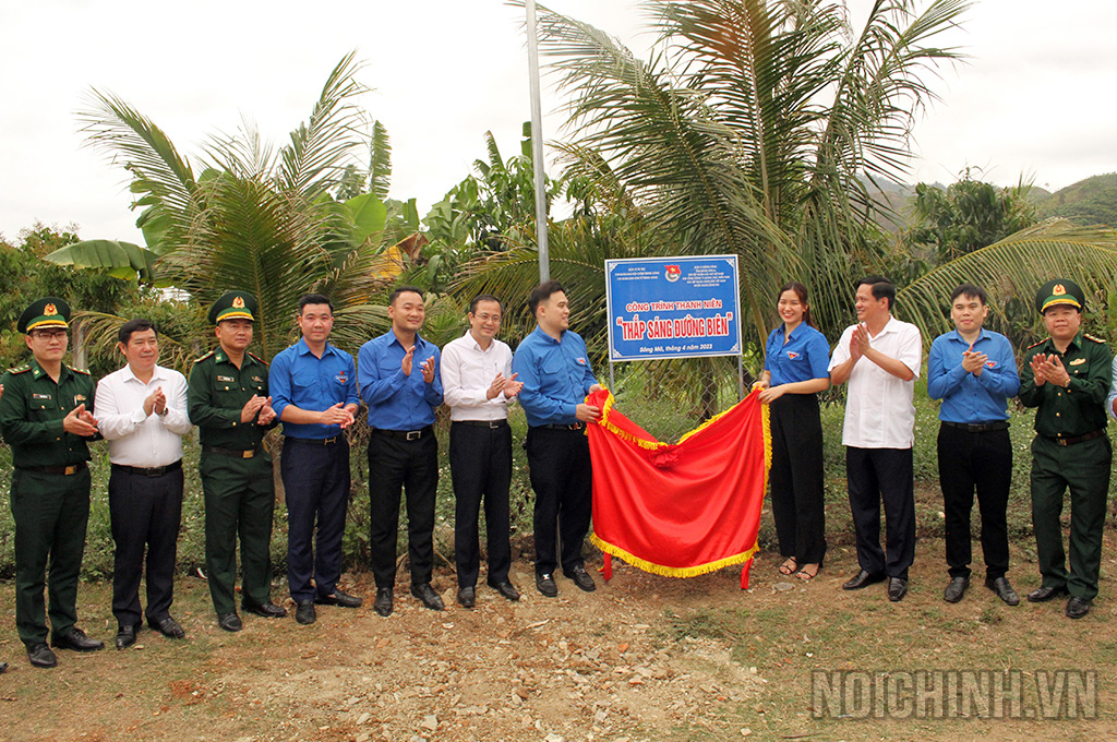 Đại diện các đơn vị thực hiện nghi thức cắt băng khánh thành công trình “Thắp sáng đường biên”