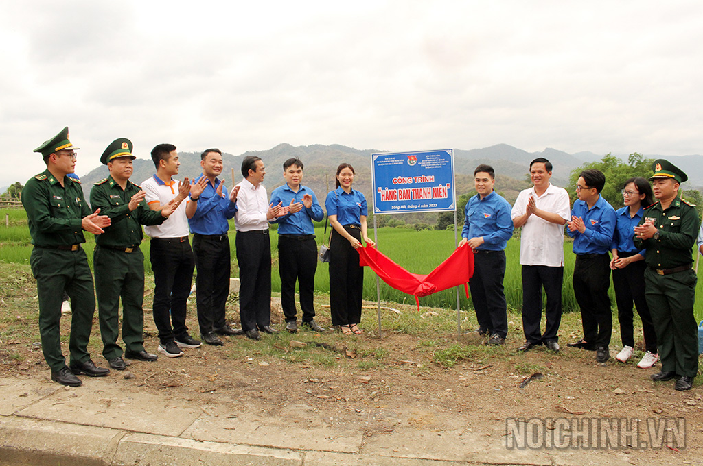 Đại diện các đơn vị thực hiện nghi thức cắt băng khánh thành công trình “Hàng Ban thanh niên”