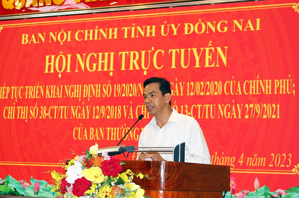 Đồng chí Trần Trung Nhân, Ủy viên Ban Thường vụ, Trưởng Ban Ban Nội chính Tỉnh ủy Đồng Nai truyền đạt nội dung tập huấn tại Hội nghị