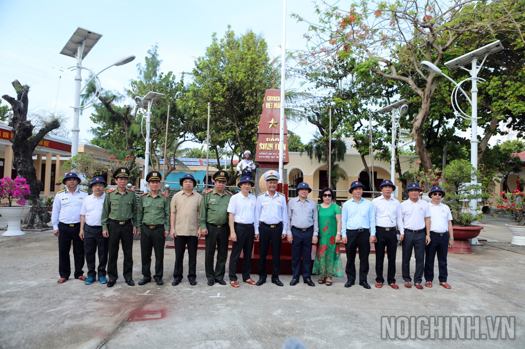 Đại diện lãnh đạo Đoàn công tác số 3 chụp ảnh lưu niệm tại cột mốc chủ quyền đảo Sinh Tồn