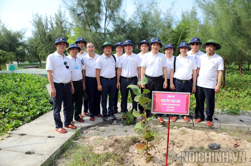 Đồng chí Nguyễn Thái Học, Phó Trưởng Ban Nội chính Trung ương và Đoàn đại biểu ngành Nội chính Đảng trồng cây trên đảo Sinh Tồn, huyện Trường Sa, tỉnh Khánh Hòa