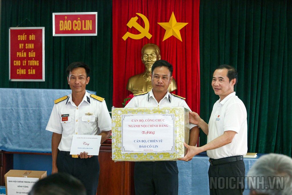 Đồng chí Nguyễn Thái Học, Phó Trưởng Ban Nội chính Trung ương, Trưởng Đoàn Đại biểu ngành Nội chính Đảng tặng quà động viên cán bộ, chiến sĩ đảo Cô Lin