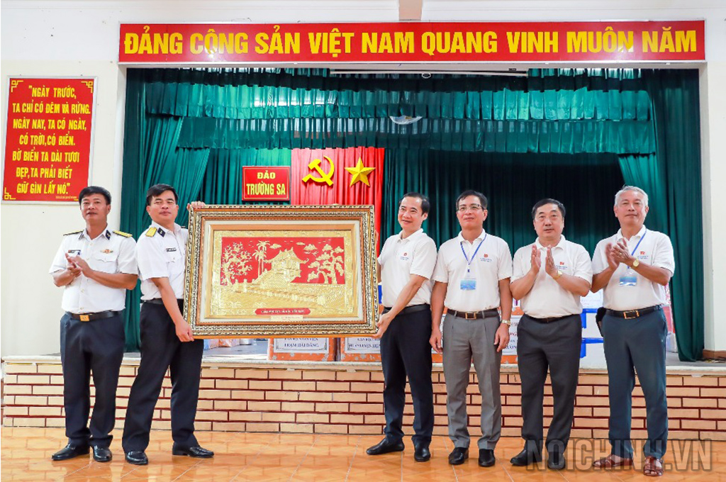 Đồng chí Nguyễn Thái Học, Phó Trưởng Ban Nội chính Trung ương, Trưởng Đoàn và Đại biểu ngành Nội chính Đảng tặng quà lưu niệm cán bộ, chiến sĩ trên đảo Trường Sa lớn