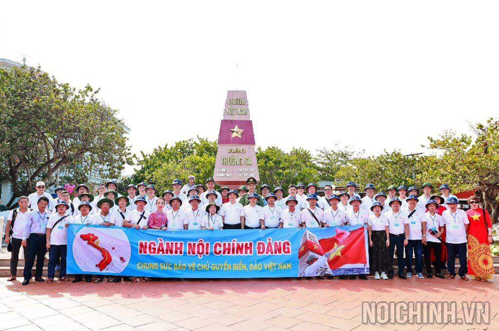 Đoàn Đại biểu ngành Nội chính Đảng chụp ảnh lưu niệm tại cột mốc chủ quyền đảo Trường Sa lớn