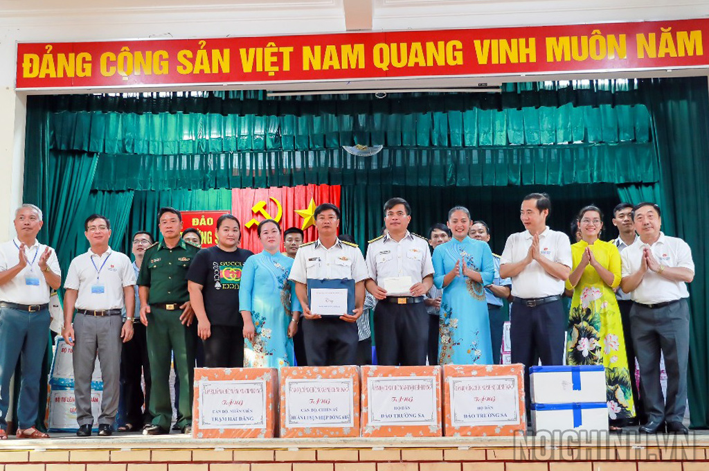 Đồng chí Nguyễn Thái Học, Phó trưởng Ban Nội chính Trung ương, Trưởng Đoàn Đại biểu ngành Nội chính Đảng và các đại biểu tặng quà động viên cán bộ, chiến sĩ và nhân dân trên đảo Trường Sa lớn