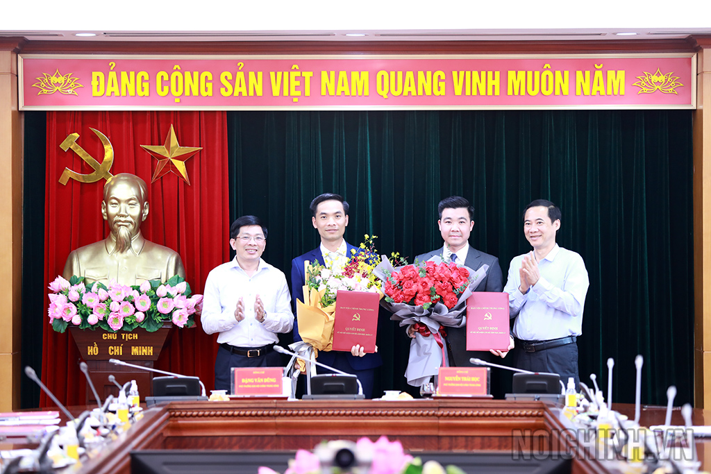 Các đồng chí: Nguyễn Thái Học, Phó Trưởng Ban Nội chính Trung ương; Đặng Văn Dũng, Phó Trưởng Ban Nội chính Trung ương trao Quyết định và tặng hoa chúc mừng đồng chí Nguyễn Trọng Giáp và đồng chí Lê Văn Hạnh