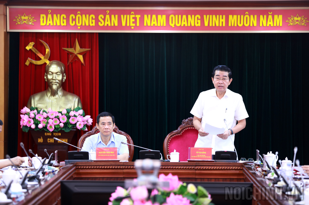 Đồng chí Võ Văn Dũng, Ủy viên Trung ương Đảng, Phó Trưởng ban Thường trực Ban Nội chính Trung ương phát biểu tại Hội nghị