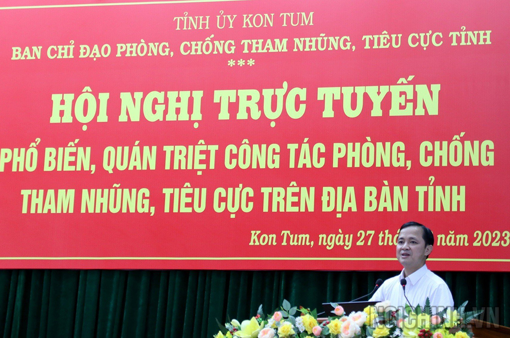 Đồng chí Nguyễn Xuân Trường, Vụ trưởng Vụ Địa phương I, Ban Nội chính Trung ương trình bày các chuyên đề tại Hội Nghị