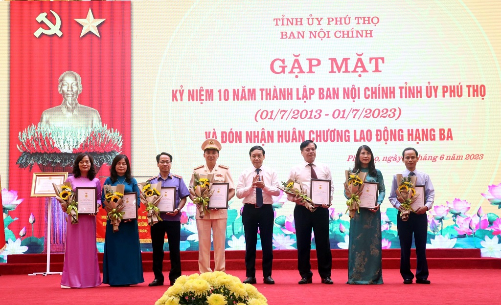 Đồng chí Nguyễn Thanh Hải, Phó Trưởng Ban Nội chính Trung ương trao Kỷ niệm Chương vì sự nghiệp Nội chính tặng các đồng chí đã có nhiều đóng góp cho công tác Nội chính Đảng